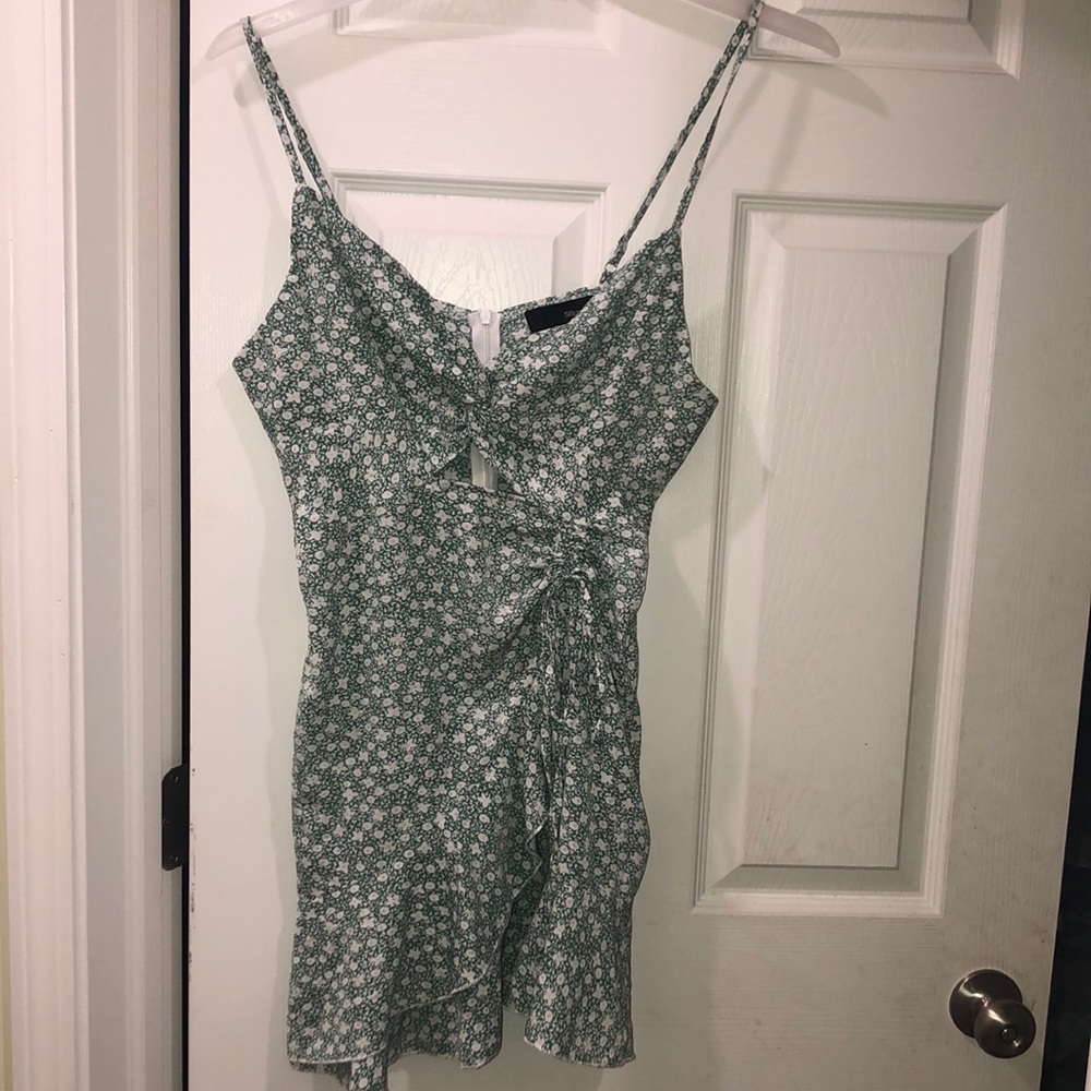 SBetro floral mini dress is great for a relaxing day or nice for a teenager